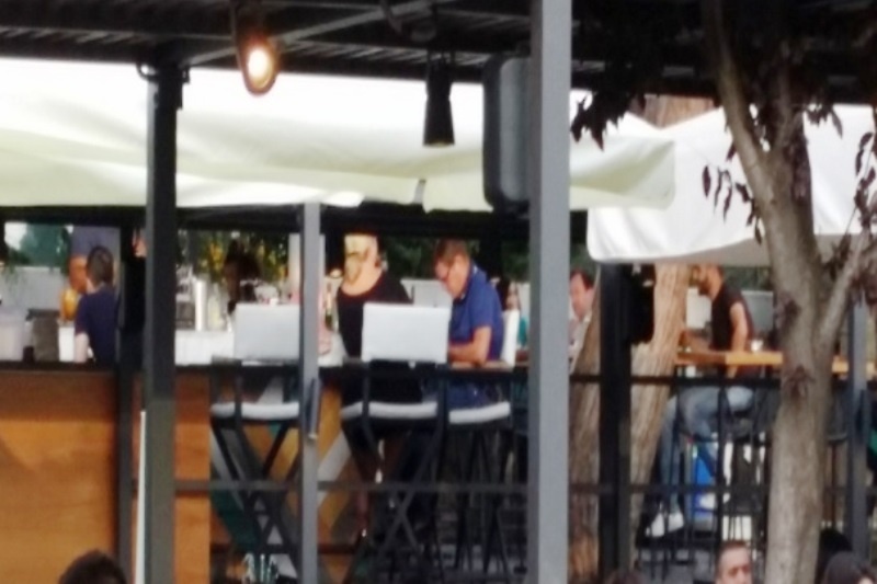 Πήρε «φωτιά» το κινητό του!