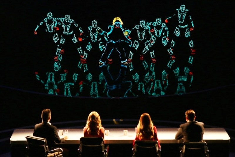 ΕΠΙΚΟ: Χορεύοντας στα σκοτάδια! (videos)