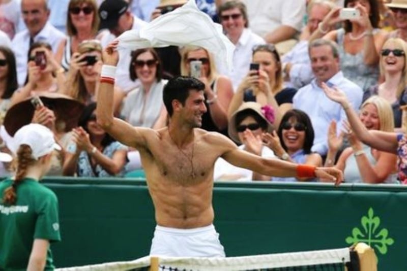 Γδύθηκε για θαυμάστρια ο Τζόκοβιτς (photos+video)