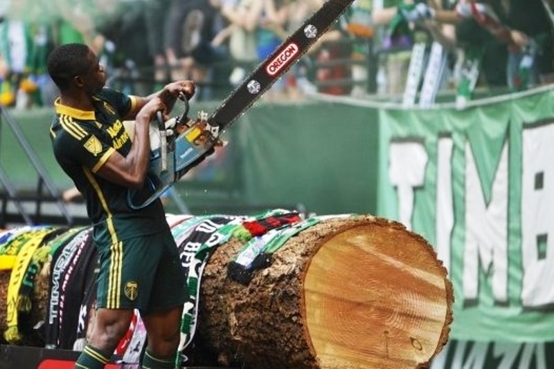 Πανηγύρισε κόβοντας… κορμό δέντρου! (video)