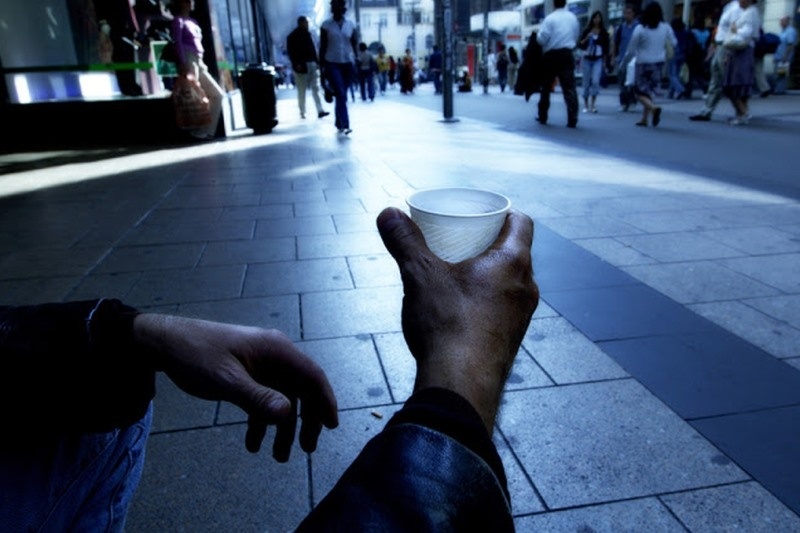 Λυπάμαι τον παππούλη, λυπάμαι και τον άνεργο πατέρα με δυο παιδιά…
