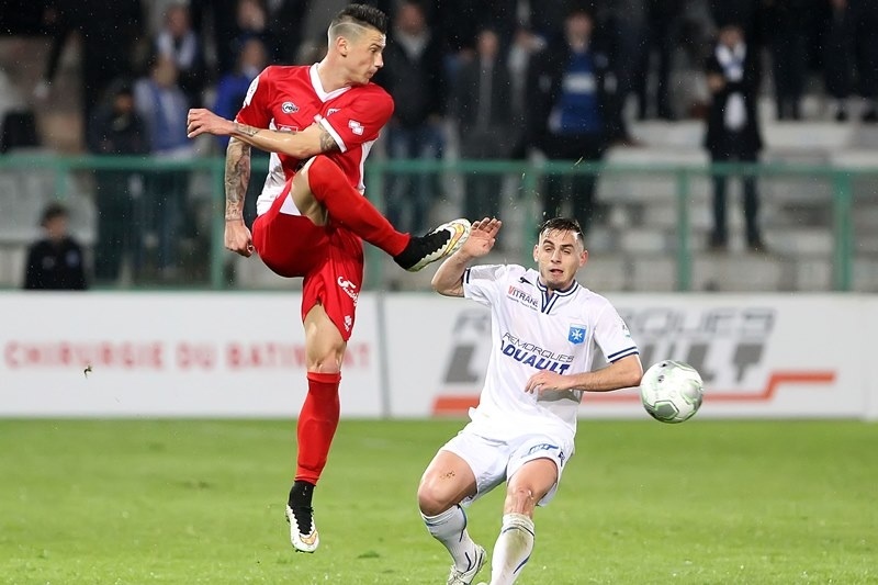 Τα μαζεύει και πάει Γαλλία ο Βλαχοδήμος;