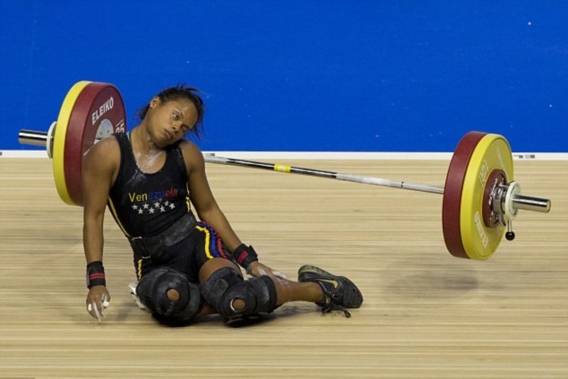 Σοκαριστικό! Κατέρρευσε την ώρα που σήκωνε την μπάρα! (photos, video)