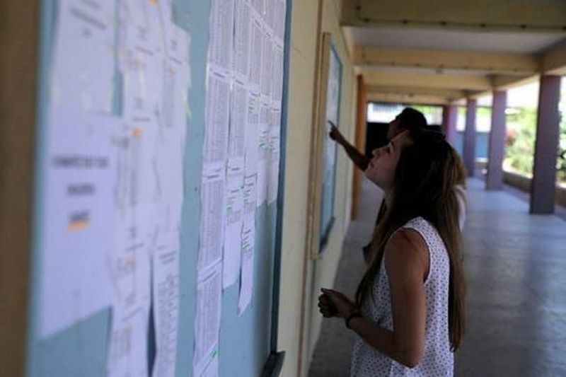 Βάσεις Πανελληνίων 2015: Πού θα κινηθούν οι βάσεις εισαγωγής ανά σχολή (πίνακες)