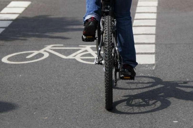 Σήκωσε αμάξι με τα χέρια!!! (video)