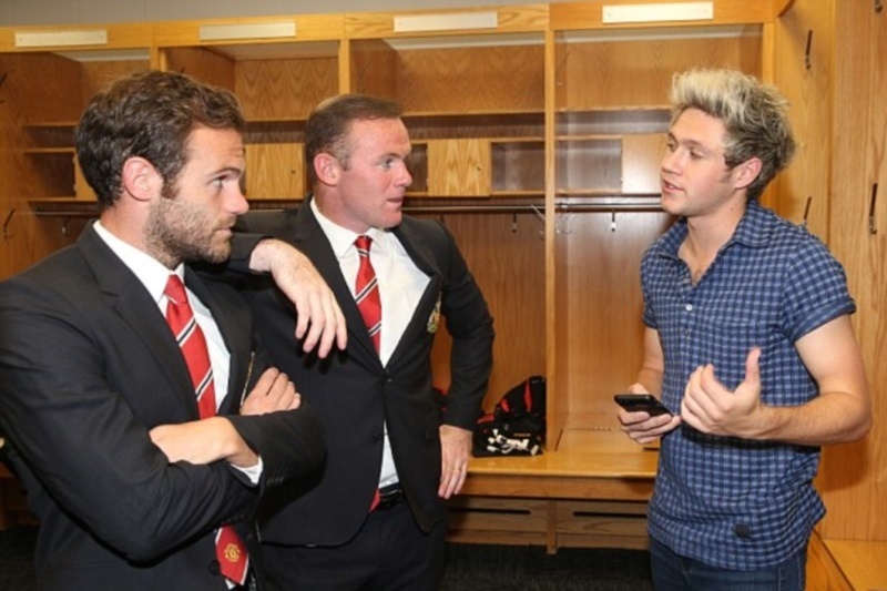 Τρελαμένος με τη μπάλα αστέρας των One Direction! (photos)