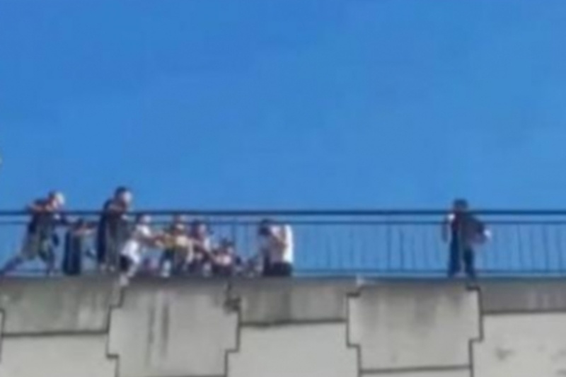 «Χωρίς μαχαίρια, μόνο γροθιές»! Απίστευτo ξύλο μεταξύ οπαδών! (video)