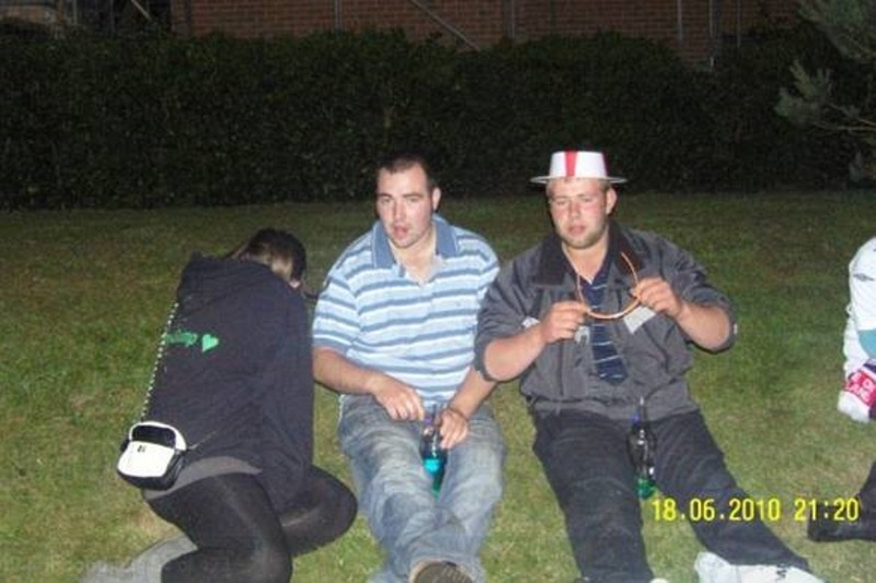 Τρομακτική φωτογραφία! Ποζάρουν αμέριμνοι… ενώ πίσω τους κρύβονται φαντάσματα (photos)