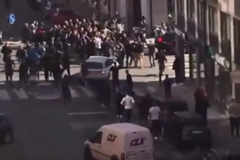 Διέλυσαν παμπ οπαδοί της ΑΪΚ! (video)