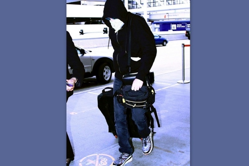 Η εμφάνιση με νοσοκομειακή μάσκα και οι φήμες για σοβαρό πρόβλημα υγείας