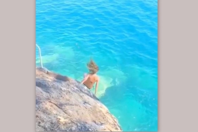 Σοκαριστική πτώση! Γλίστρησε στους βράχους ουρλιάζοντας η ηθοποιός