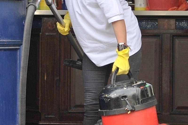 Από ηθοποιός, καθαρίστρια η... (φωτό)