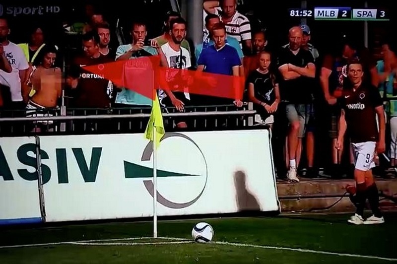 Οπαδός τα... πέταξε στο γήπεδο! (video)