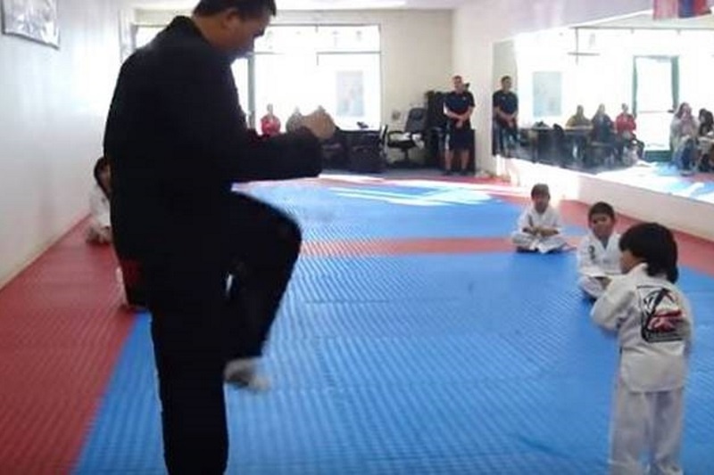 Ο τρίχρονος καρατέκα που κατέκτησε τον κόσμο (video)