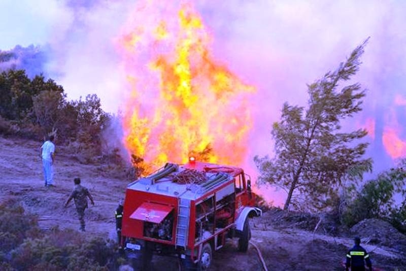 Μεγάλη πυρκαγιά σε εξέλιξη στο Ξυλόκαστρο Κορινθίας