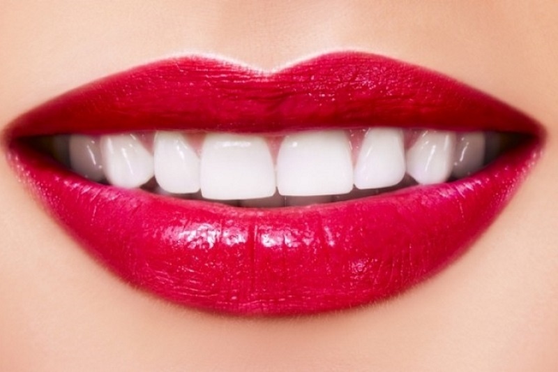 Λευκαίνει τα δόντια καλύτερα από οδοντόκρεμα και υπάρχει σε κάθε σπίτι!