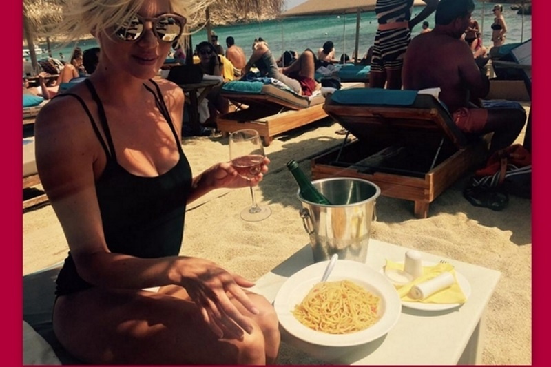 Tζούλια Αλεξανδράτου: Τρώει,πίνει και έχει κορμάρα... (φωτό)