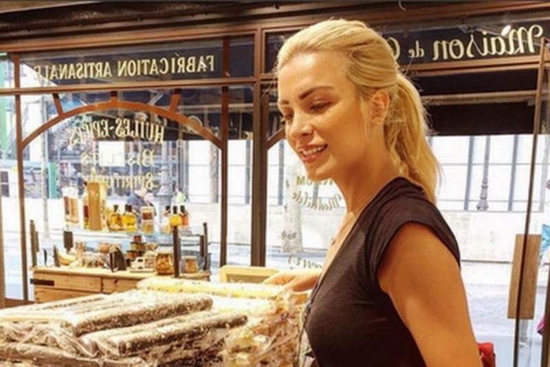 Οι «πειρασμοί» της Κατερίνας Καινούργιου στο Παρίσι και τα γλυκά φιλά!