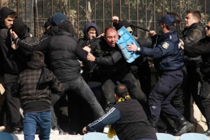 Βροχή... καθισμάτων στο Πανθεσσαλικό!