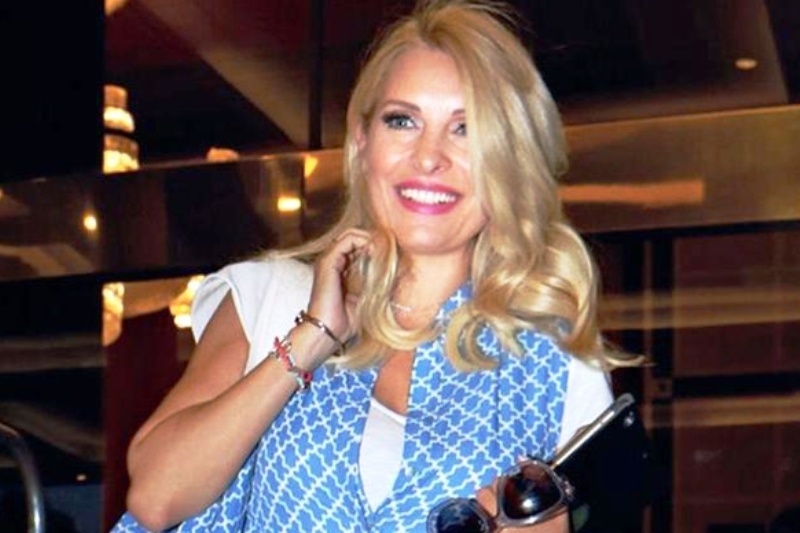 Ελένη Μενεγάκη: Τι προβλέπει το συμβόλαιο που υπέγραψε για την αλλαγή στα μαλλιά της