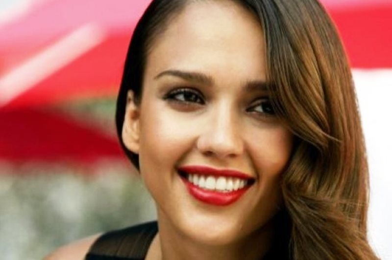 Είναι δυνατόν; Δεν θα πιστεύετε πως είναι η Jessica Alba χωρίς ίχνος μακιγιάζ!