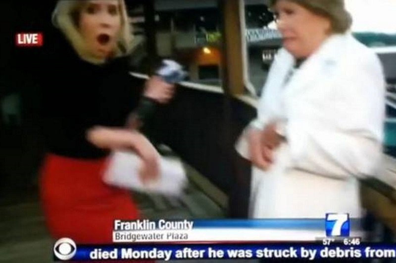 Σοκ: Δημοσιογράφοι πέφτουν νεκροί κατά τη διάρκεια ζωντανής μετάδοσης (video)