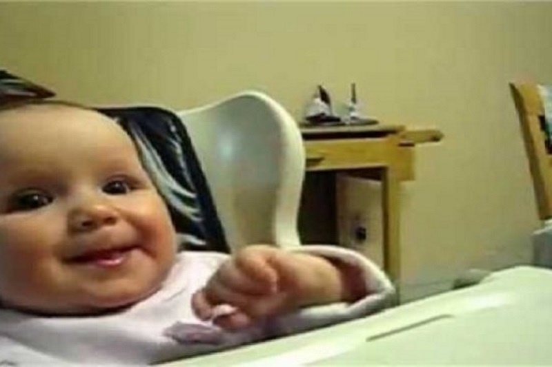 Θα γελάσετε πολύ: Μωρό δοκιμάζει παγωτό και…(βίντεο)