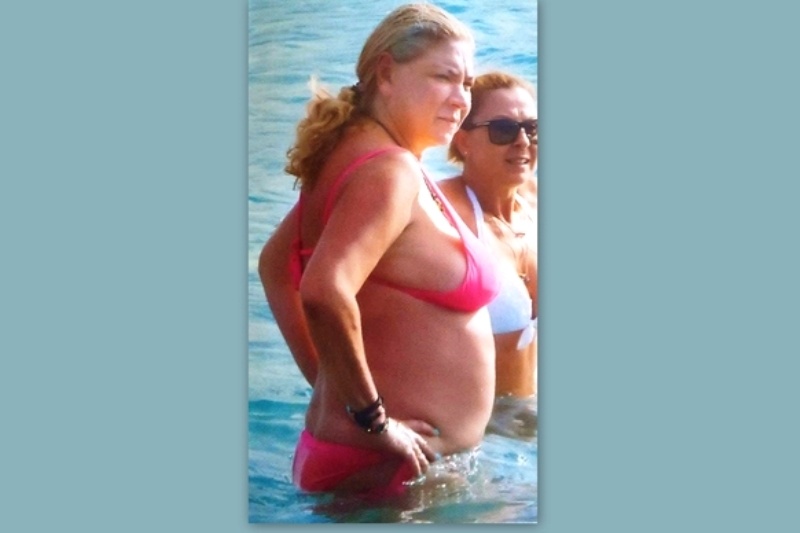 Η Δήμητρα Παπανδρέου με ροζ μπικίνι και χωρίς ρετους