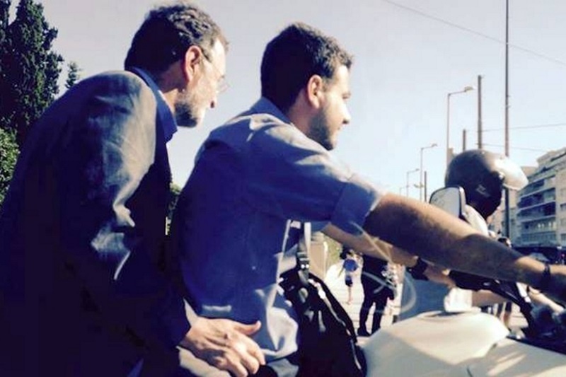 Γνωστή ηθοποιός έκανε paparazzi τον Λαφαζάνη χωρίς κράνος μες στο κέντρο!