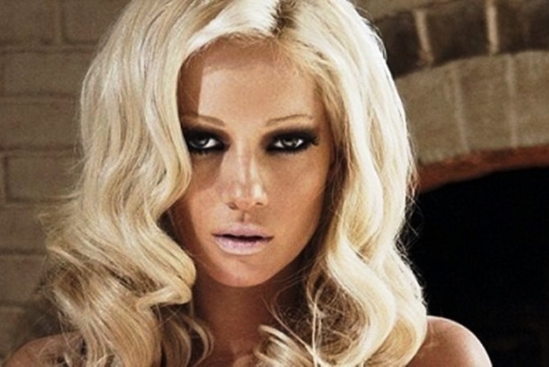 Κρίση καταραμένη! Η Τζούλια ξεπουλάει τη γκαρνταρόμπα της μέσω internet