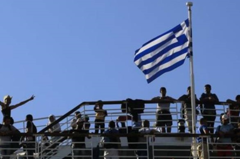 Ολοκληρώθηκε η μετακίνηση 2.500 προσφύγων στο λιμάνι του Πειραιά