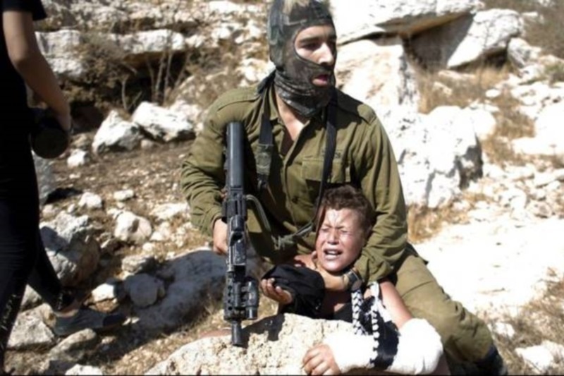 Ισραηλινός στρατιώτης στοχεύει με όπλο παιδί – Δείτε την αντίδραση των Παλαιστίνιων μανάδων (video)