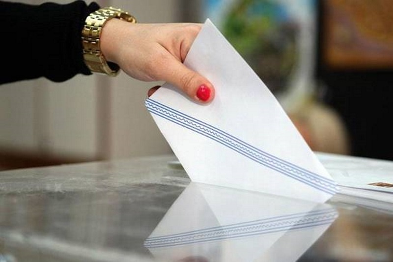 Δημοσκοπήσεις 2015: 8 γκάλοπ «βλέπουν» ντέρμπι ΣΥΡΙΖΑ - ΝΔ