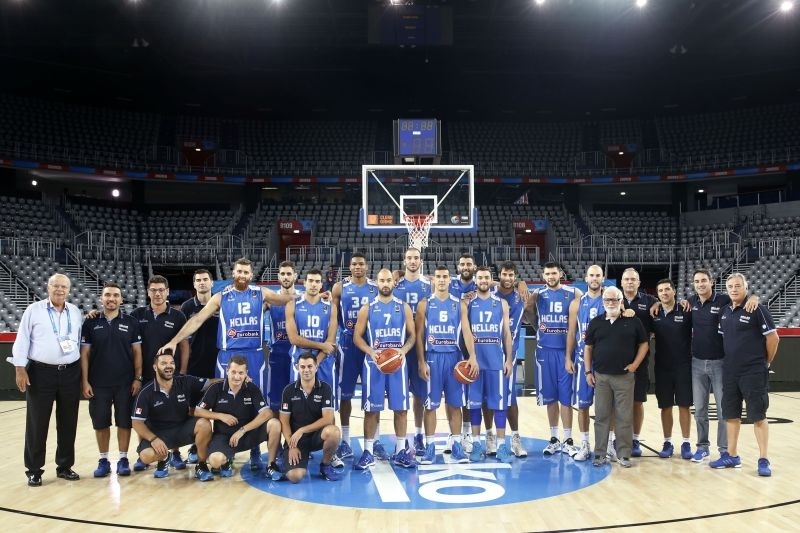 Η «επίσημη αγαπημένη» και τα… μοντέλα! (photos+video)