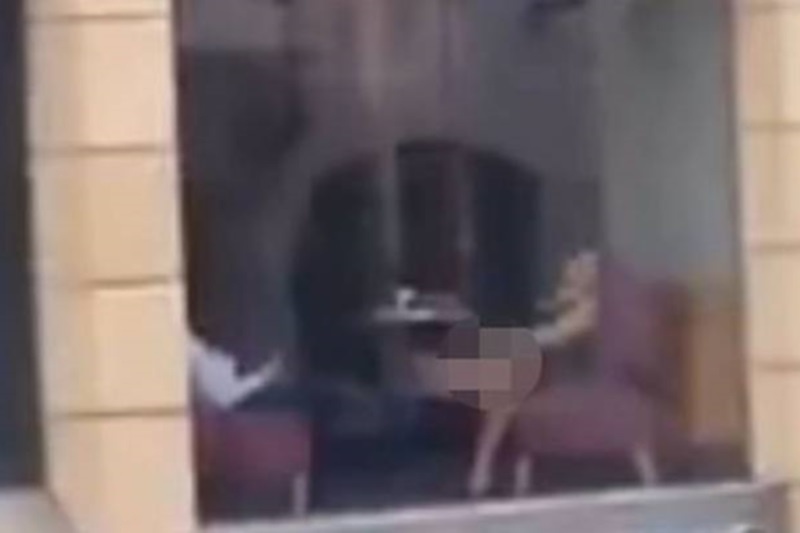 Βιντεοσκοπούσε τη φίλη του να τη βρίσκει... σόλο σε πολυσύχναστη καφετέρια! (video)
