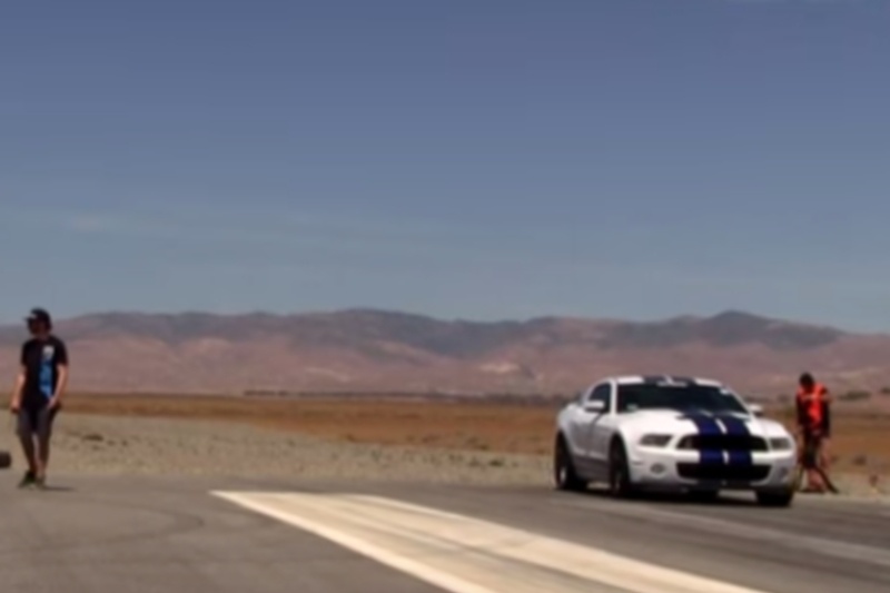 Mustang vs Ferrari και τσίτα τα γκάζια! (video)