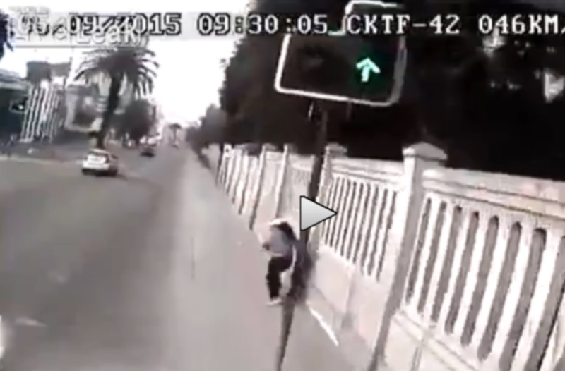 Μετωπική σύγκρουση οχήματος με φορτηγό (video)
