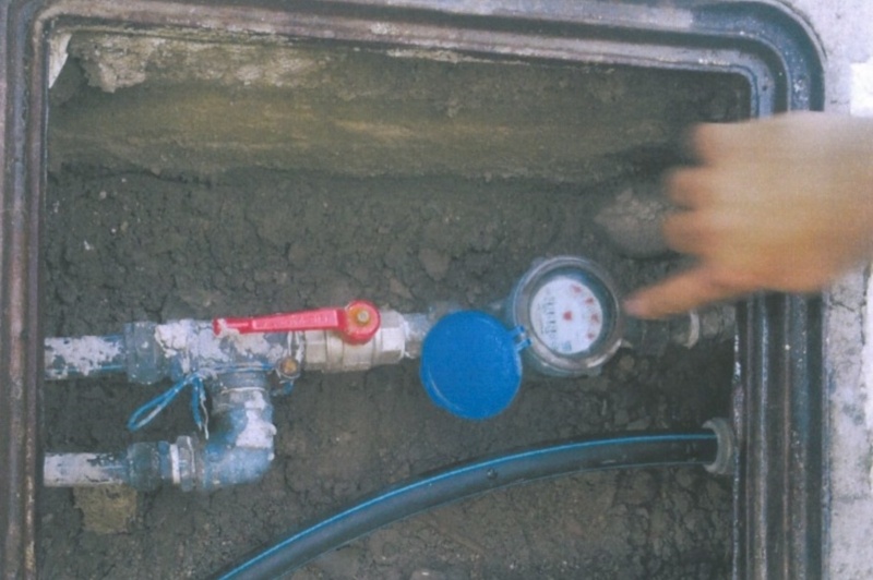 Τους έκοψαν την παροχή νερού λόγω παράνομης σύνδεσης!