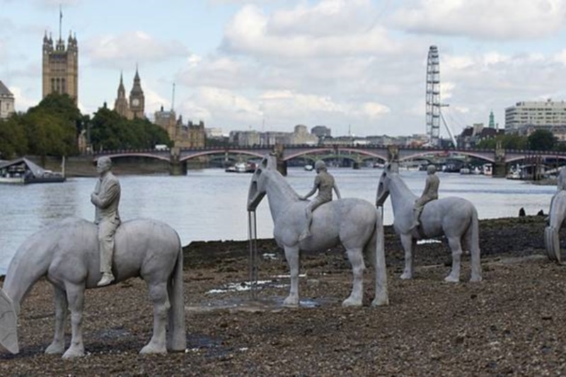 Οι τέσσερις καβαλάρηδες της Αποκάλυψης στον Τάμεση! (photos)
