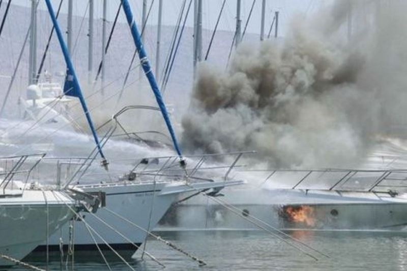 Σκάφος του Σωκράτη Κόκκαλη πήρε φωτιά!