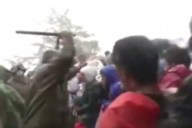 Βίντεο σοκ: Σκοπιανός αστυνομικός ξυλοκοπεί άγρια ανυπεράσπιστους μετανάστες (video)