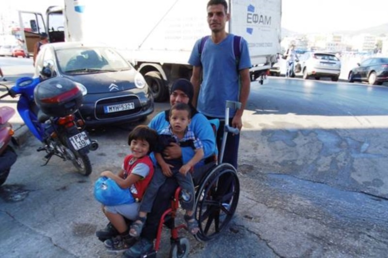 Το κόστος της προσφυγιάς: 1.000 δολάρια για να μεταφερθεί ένα αναπηρικό καροτσάκι