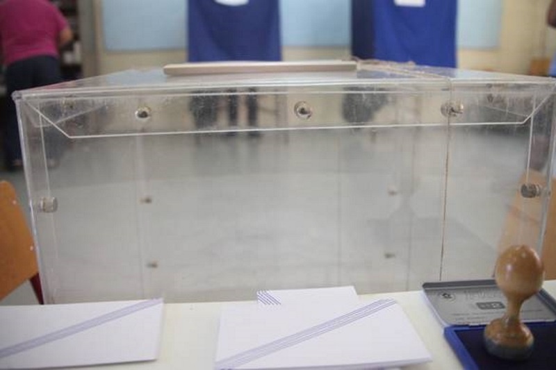 Συναγερμός στην Αστυνομία - Ψηφοφόρος εμφανίστηκε με μπαλτά