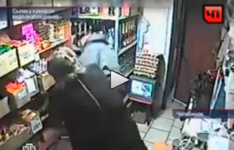 Πρώην μποξέρ τις έφαγε από γυναίκα σε μίνι μάρκετ! (video)