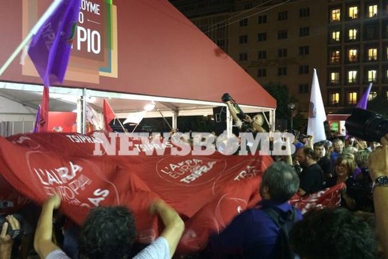 Αποτελέσματα εκλογών 2015 - ΣΥΡΙΖΑ: Πανηγυρισμοί στην πλατεία Κλαυθμώνος (pics&vid)