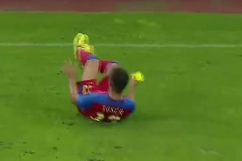 Παίκτης έδειξε κίτρινη σε παίκτη! (video)