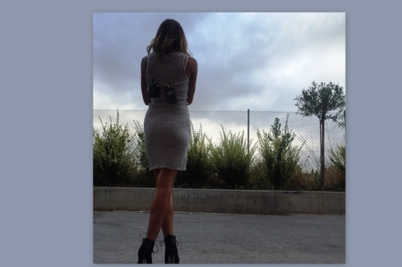 Εκείνη φωτογραφίζει το συννεφιασμένο τοπίο και εμείς απολαμβάνουμε το καλλίγραμμο κορμί της