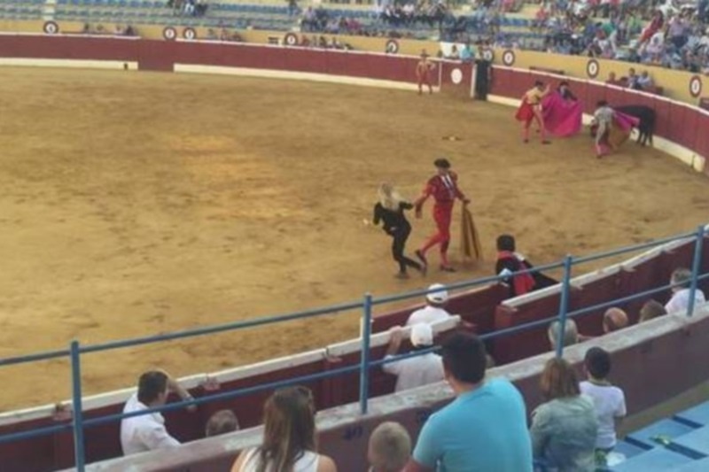 Σουηδέζα πορνοστάρ «θυσιάστηκε» στην αρένα για να σώσει ταύρο (video+photos)