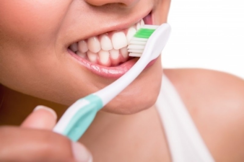 Θέλεις λευκά δόντια; Μάθε τι πρέπει να τρως