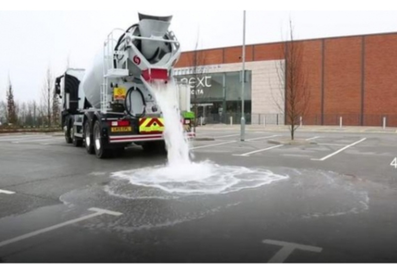 Πλημμυρισμένοι δρόμοι τέλος! Η άσφαλτος που απορροφά νερό! (video)